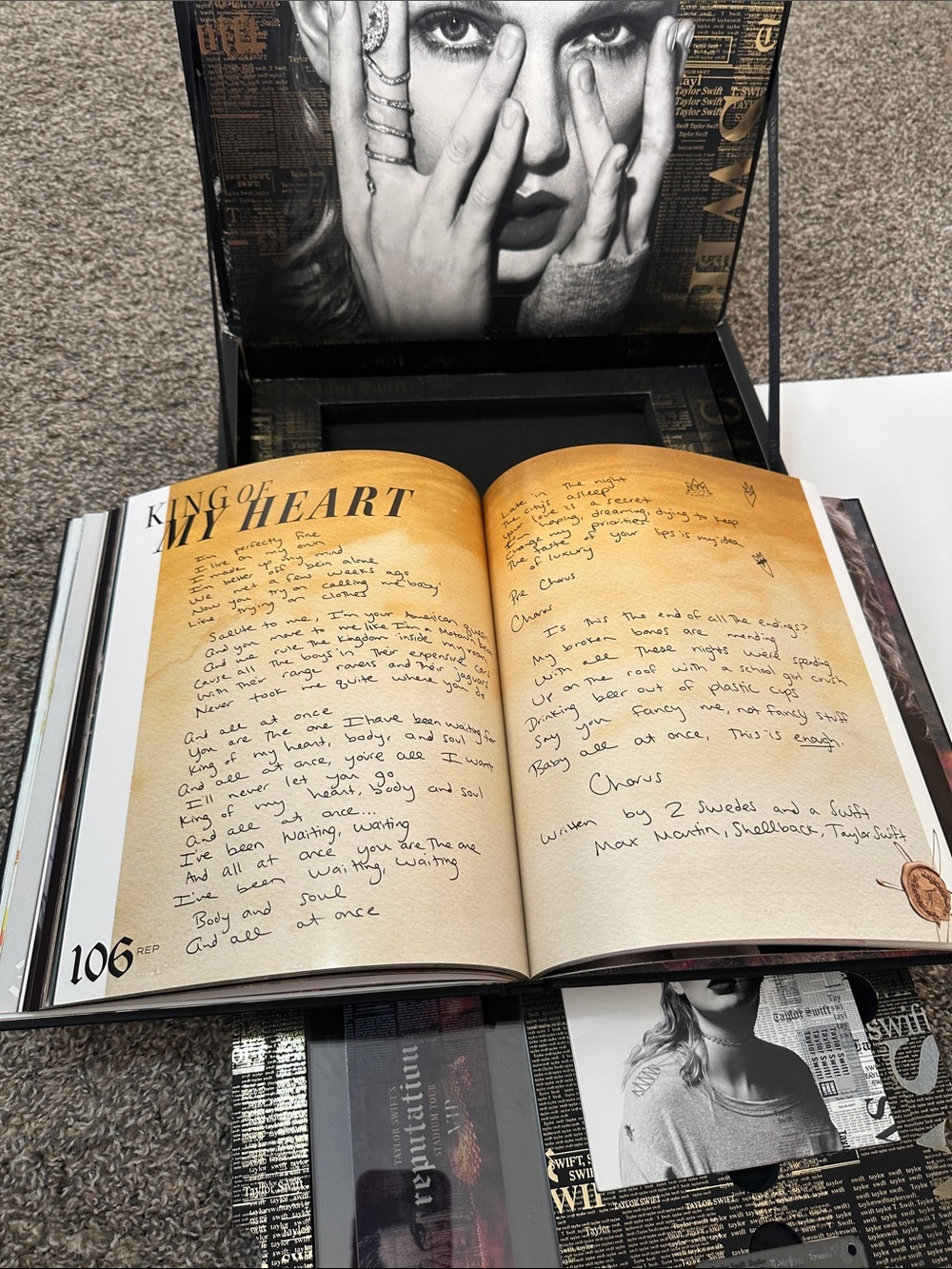 Taylor Swift Reputation VIP Stadium Tour Box - Picture 17 of 17